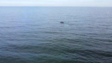 Dalgalı denizde bir tekne