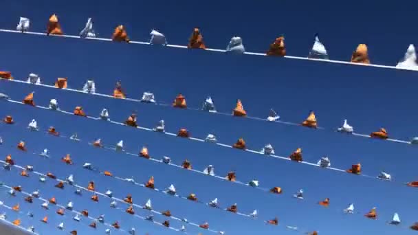 Drapeaux flottant sur le vent contre le ciel bleu — Video