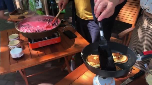Erntehelfer bereiten Pfannkuchen und Konserven zu — Stockvideo