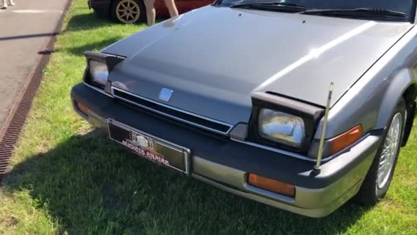 Chrome vehicle parked near road — Stock Video