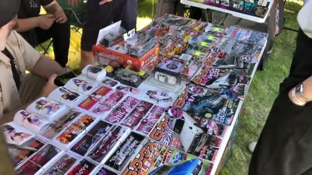 Homens vendendo lembranças para clientes durante o festival — Vídeo de Stock