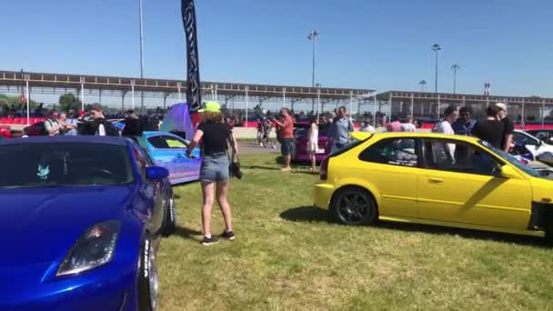 Oameni în apropierea vehiculelor personalizate în timpul festivalului — Videoclip de stoc