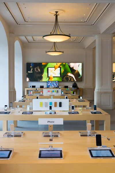 Интерьер магазина Amsterdam Apple — стоковое фото