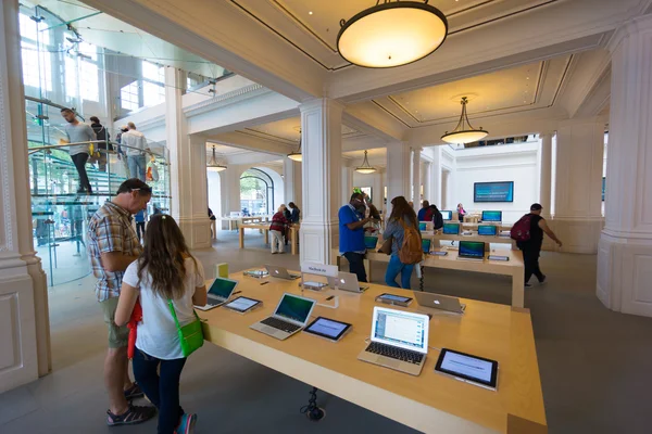 Amsterdam Apple tienda interior — Foto de Stock