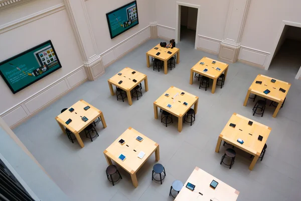 Amsterdam Apple store interior — Stock Photo, Image