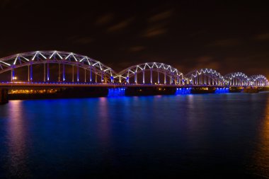 Riga, Letonya 'da gece vakti demiryolu köprüsü