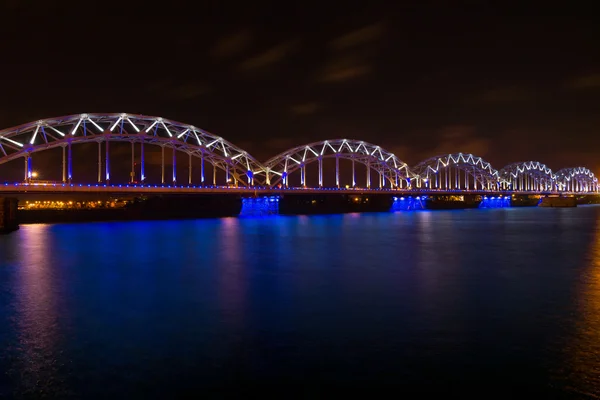 Spoorbrug 's nachts in Riga, Letland — Stockfoto