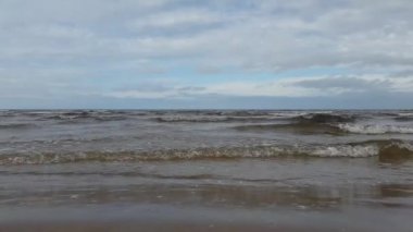 Baltık Denizi sessizce sıçramasına Jurmala tesisi alanı.