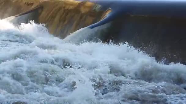 Das Wasser fließt durch den Damm — Stockvideo