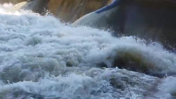 L'eau traverse le barrage — Video