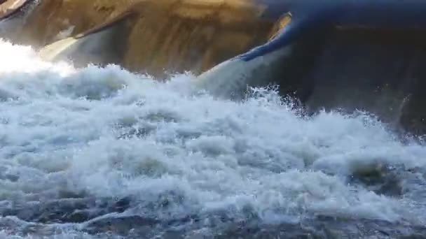 The water passes through the dam — Stock Video