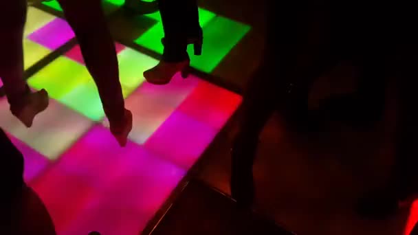 Люди танцуют на танцполе в ночном клубе — стоковое видео
