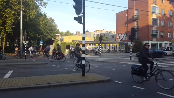 Велогонщики ездят по улице — стоковое видео