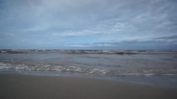 Baltské moře tiše šplouchání v letovisku Jurmala. — Stock video