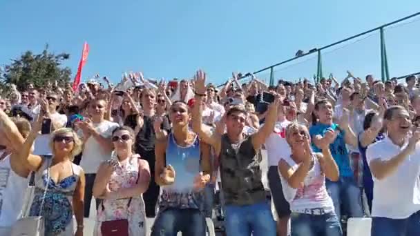 在莫斯科市奥运会欢呼的人群 — 图库视频影像