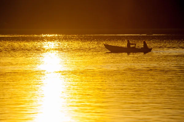 Yüzen bir teknede genç Çift