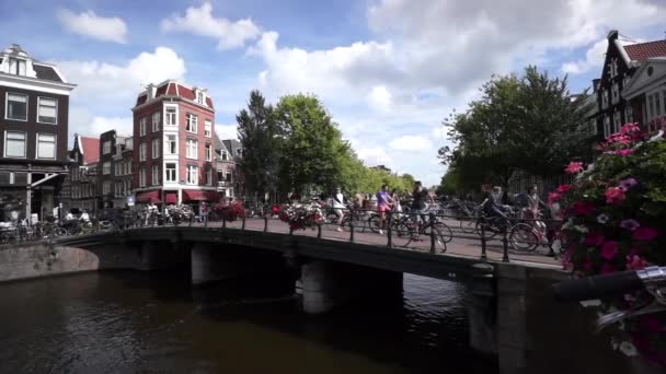 Amsterdam Bridge'de bisikletçiler binmek. — Stok video