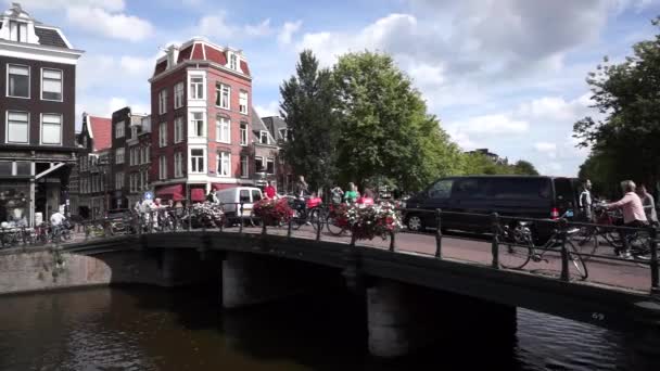 Rowerzyści jazda na moście w Amsterdamie. — Wideo stockowe