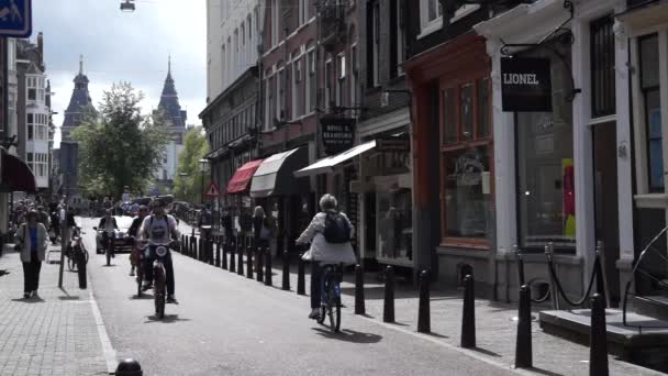 Paseos en bicicleta por la calle en Amsterdam . — Vídeo de stock
