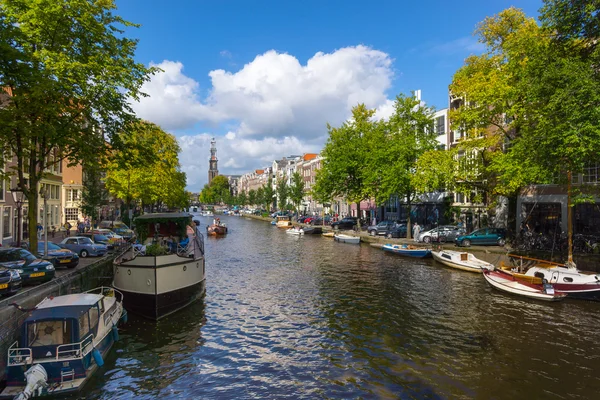 Panorama över kanalen i gamla stan i Amsterdam — Stockfoto