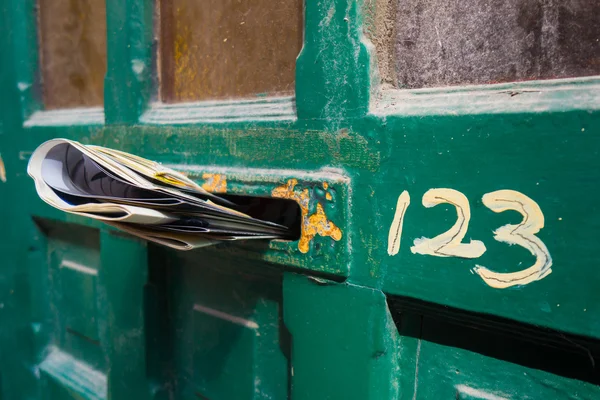 Briefschlitz vor der Haustür — Stockfoto