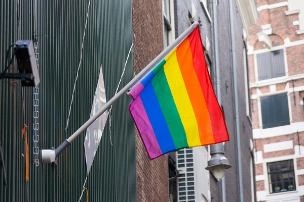 Bandera del arco iris en la pared — Foto de Stock