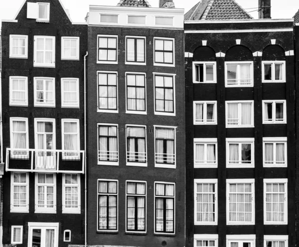 Facades of houses in old city in Amsterdam — Stock Photo, Image