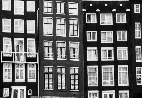 Fasader av hus i gamla staden i Amsterdam — Stockfoto