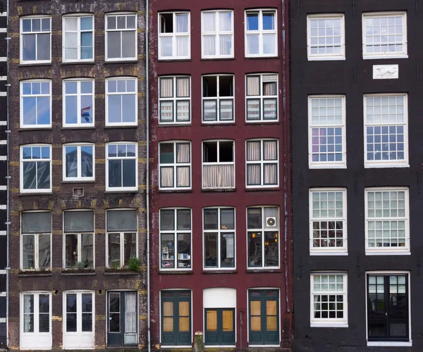 Amsterdam'ın eski şehirde evlerin cepheler — Stok fotoğraf