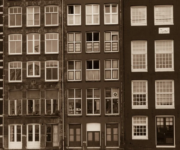 Fachadas de casas na cidade velha em Amsterdã — Fotografia de Stock