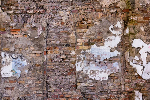 Alte Ziegelmauer eines verlassenen Gebäudes — Stockfoto