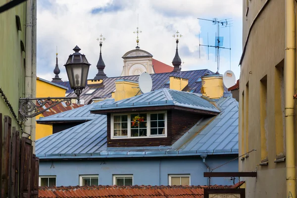 Dachy i latarnie starego miasta w Wilnie — Zdjęcie stockowe