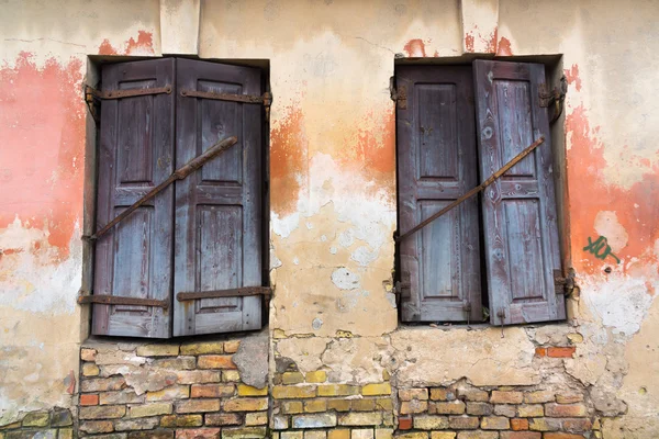 Windows luiken gesloten — Stockfoto