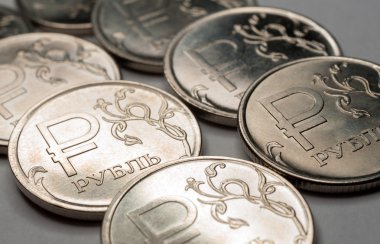 Yeni sembol bir Rublesi paralar