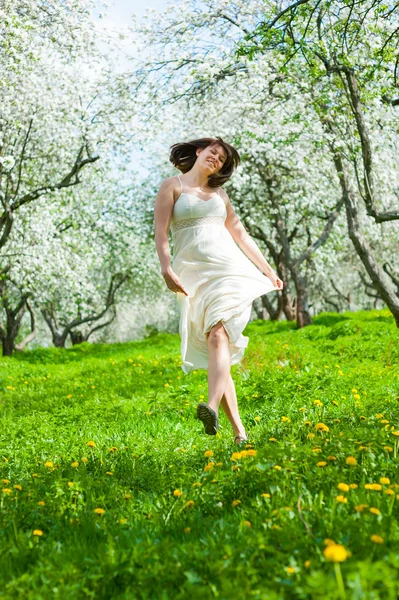 Jeune femme dans le jardin de pommes — Photo