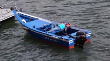 Sallanan bir teknede kimliği belirsiz adam dreas