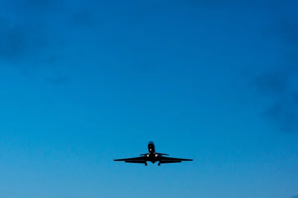 Airliner lands — Stock Photo, Image