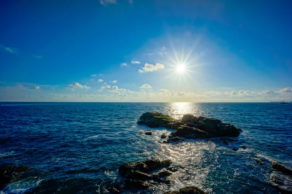 Coucher de soleil sur le rivage rocheux — Photo