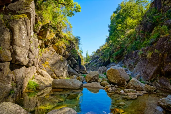 Mountain creek i Geres — Stockfoto