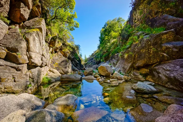 Mountain creek i Geres — Stockfoto