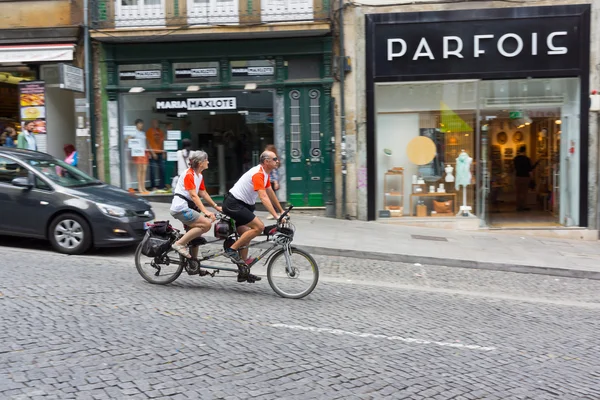 大人のカップルがタンデム自転車に乗る — ストック写真