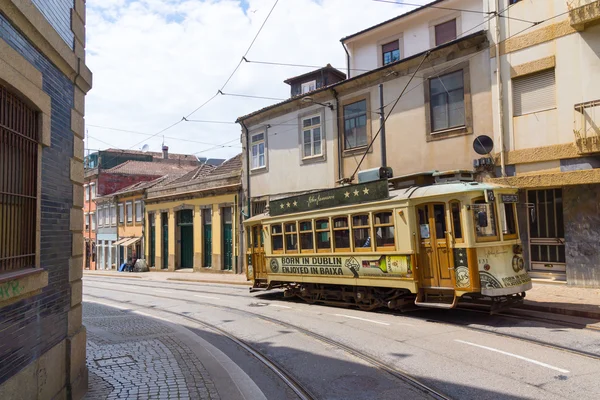 Παλιό τραμ στην παλιά πόλη — Φωτογραφία Αρχείου