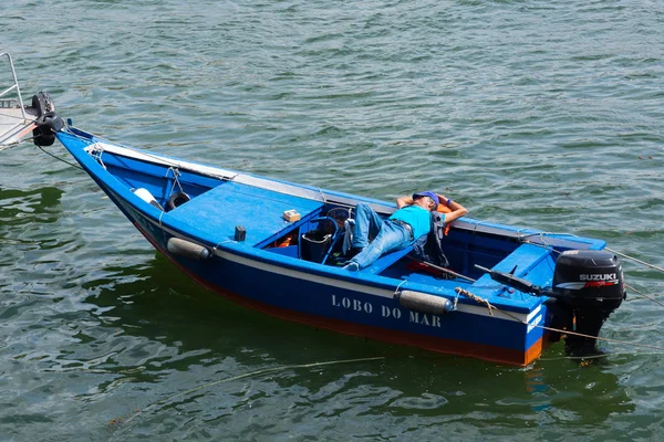 Man dreams on a rocking boat — Stock Photo, Image