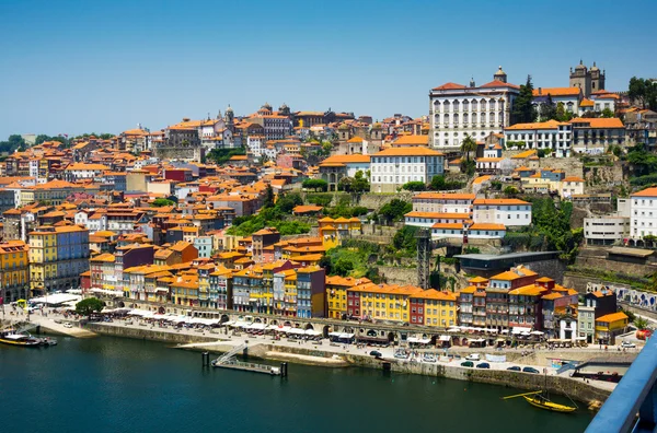 ポルト、ポルトガルの古い町のスカイライン — ストック写真