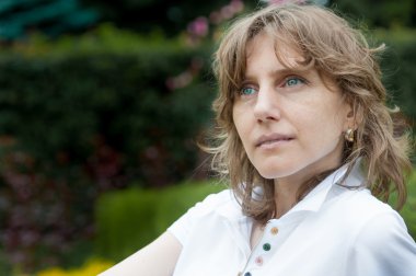 Orta yaş kadın düşünme