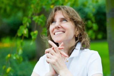 Orta yaş kadın portre gülümseyen