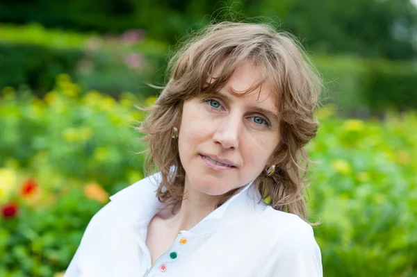 Retrato sonriente mujer de mediana edad — Foto de Stock