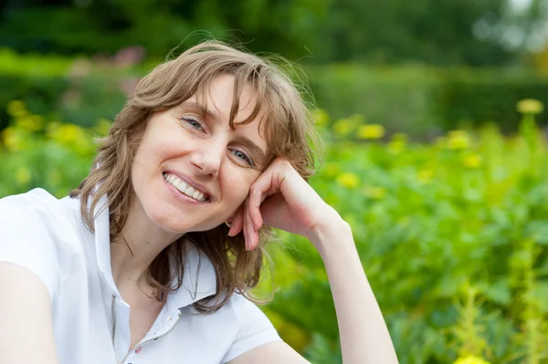 Souriant portrait de femme d'âge moyen — Photo