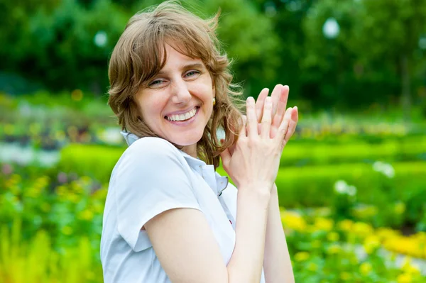 Retrato sonriente mujer de mediana edad — Foto de Stock