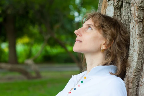 Mujer de mediana edad pensando — Foto de Stock